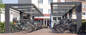 Fahrradunterstand vor öffentlichem Gebäude