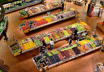 Obst- und Gemüseabteilung eines Supermarktes