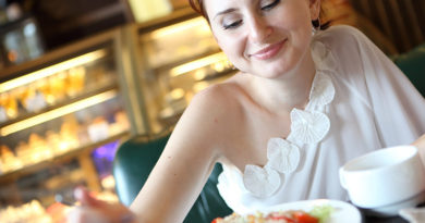 Junge Frau in einem Restaurant