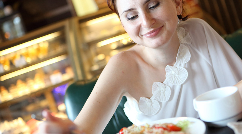 Junge Frau in einem Restaurant