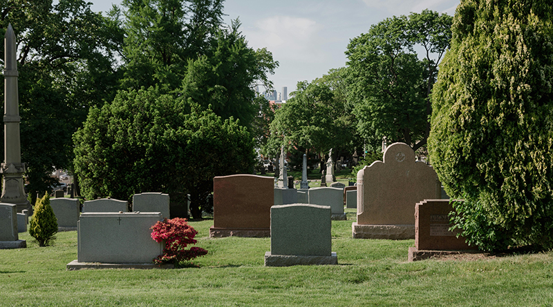 Verschiedene Grabsteine auf einem Friedhof